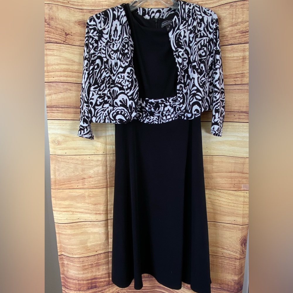 🔥🔥🌴GORGEOUS WOMENS BLACK AND WHITE 2 PC DRESS SET WITH SEQUENCE.